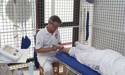 Bei der radialen Stoßwellentherapie der Zimmer MedizinSysteme GmbH wird mechanische Energie auf das Gewebe abgegeben.